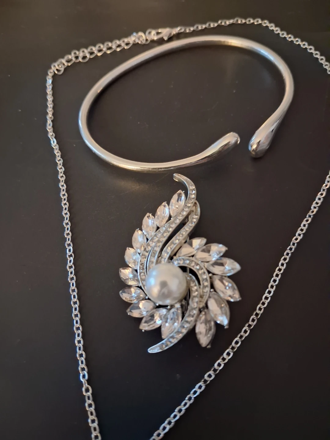 Silver-tone Necklace and Bangle Set with Faux Pearl brooch - photo 4