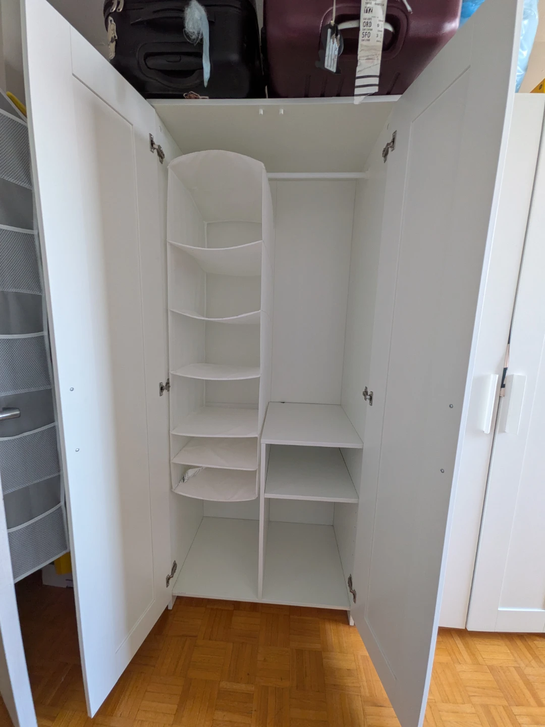 White Two-Door Wardrobe with Shelving - photo 3