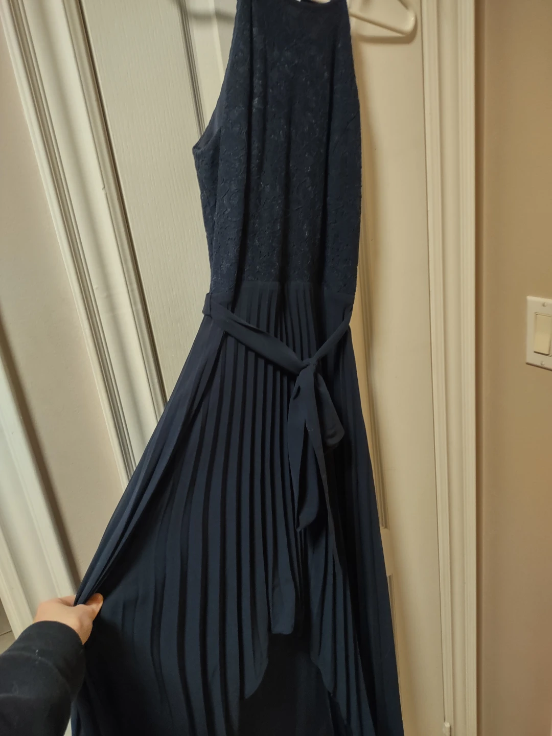 LE CHÂTEAU Navy Blue Lace & Pleated Dress S/P - photo 2