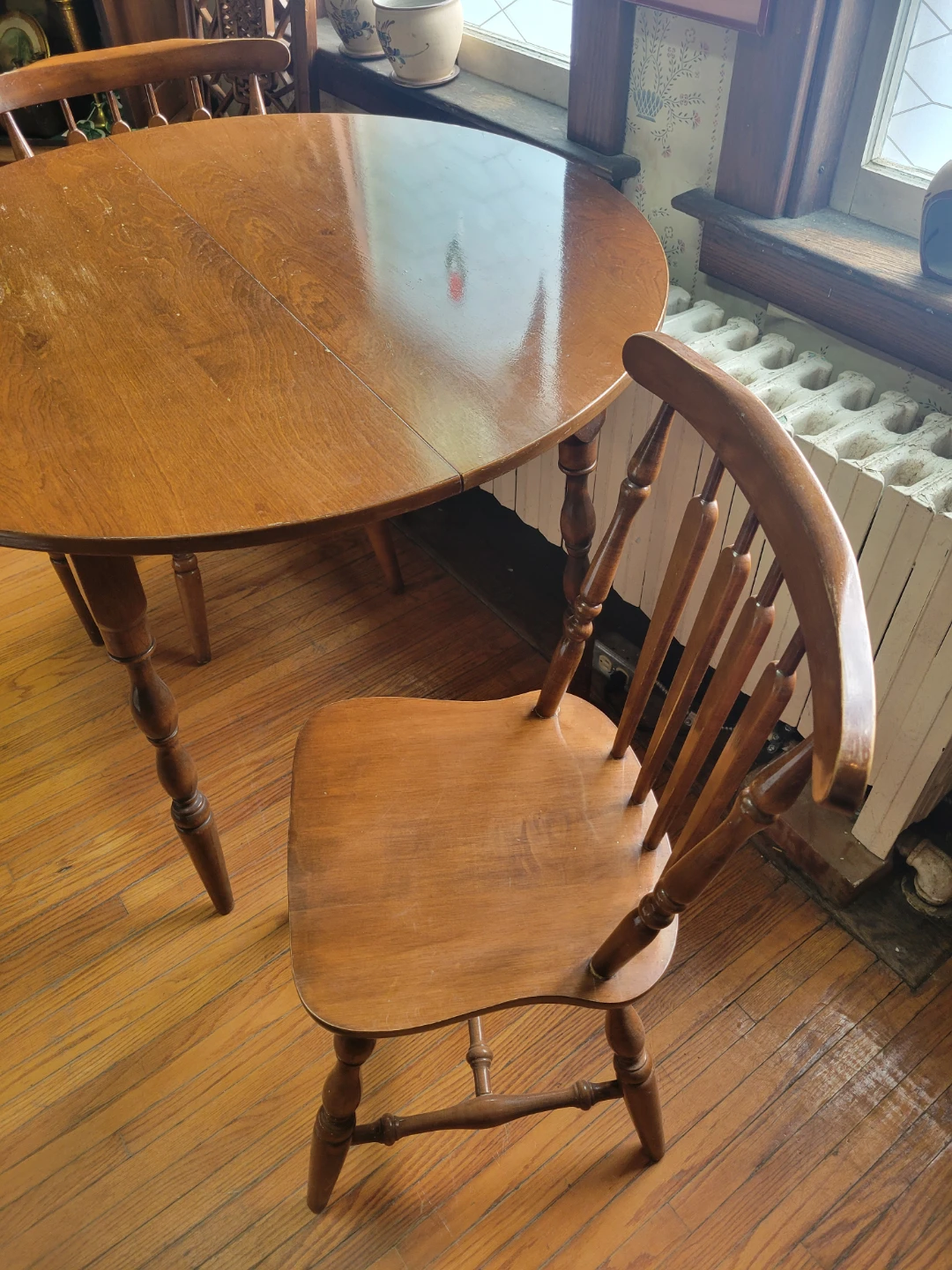 Vintage Round Maple Wood Table with two chairs - photo 2