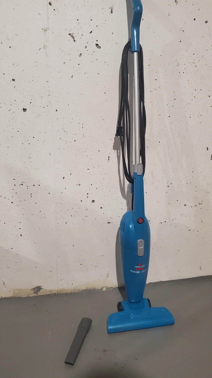 BIissel Featherweight Stick Vacuum Cleaner - photo 2