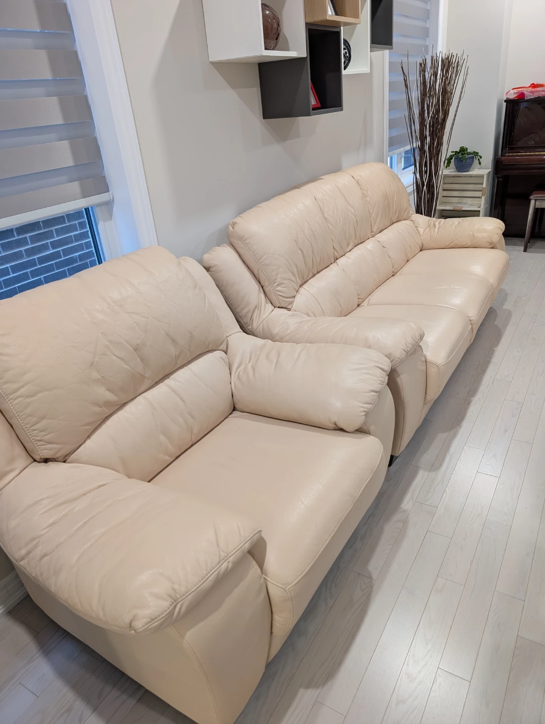 Beautiful Sofa / Couch - Excellent Condition - photo 2