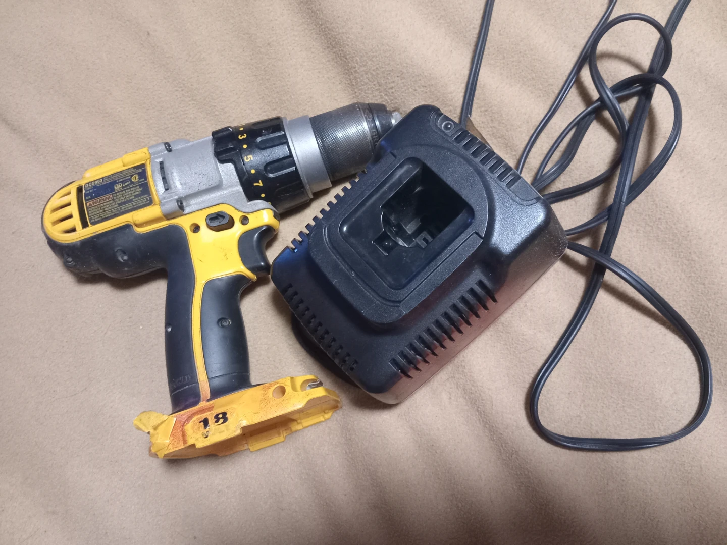 DEWALT 20V MAX XR Lithium Ion Drill Kit