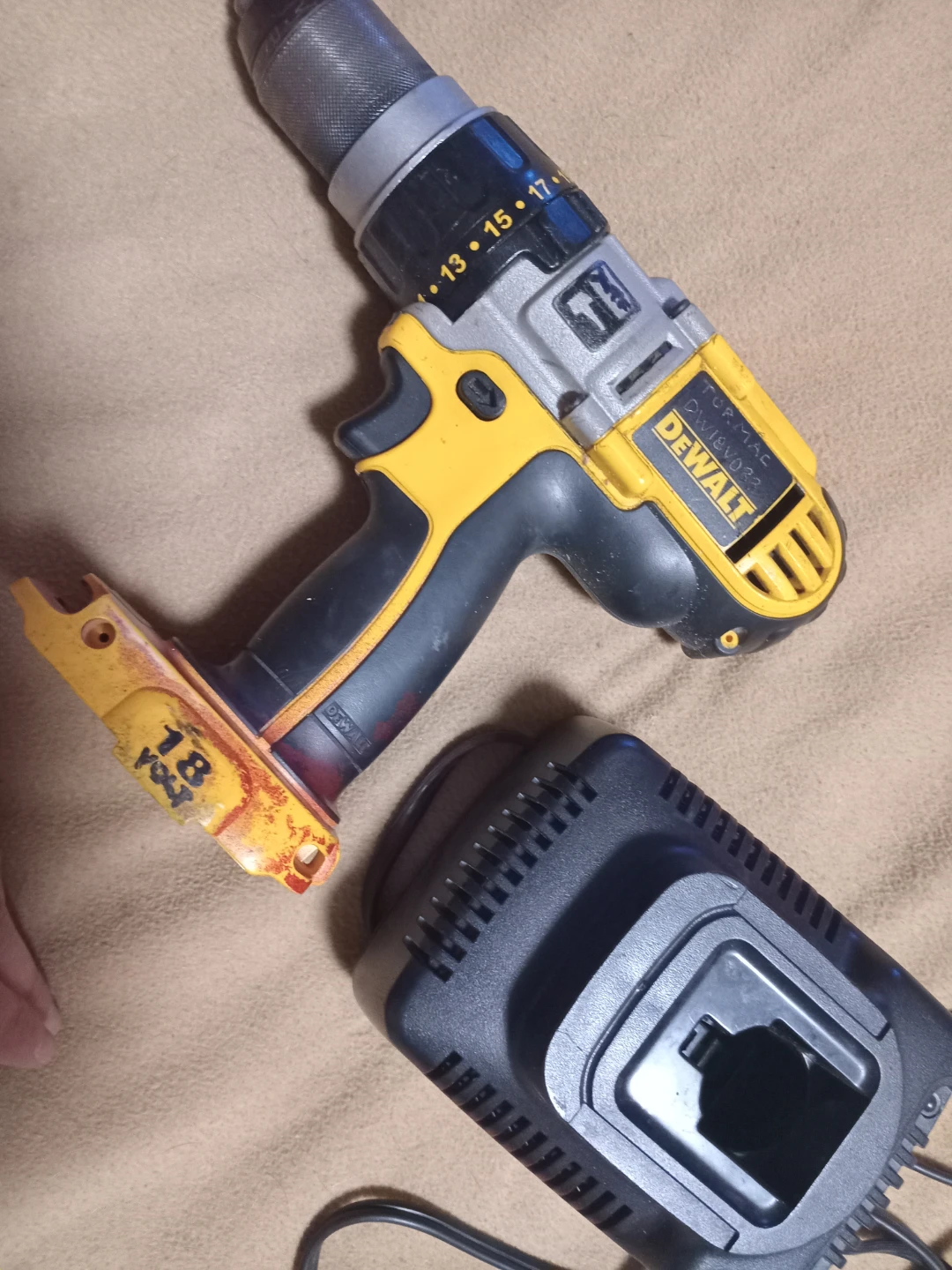 DEWALT 20V MAX XR Lithium Ion Drill Kit - photo 2