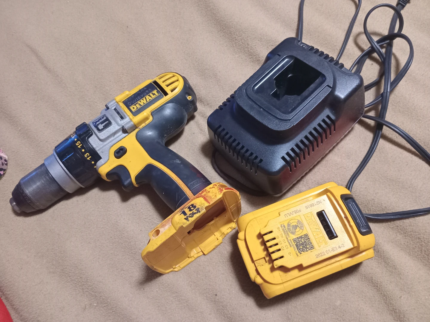 DEWALT 20V MAX XR Lithium Ion Drill Kit - photo 3