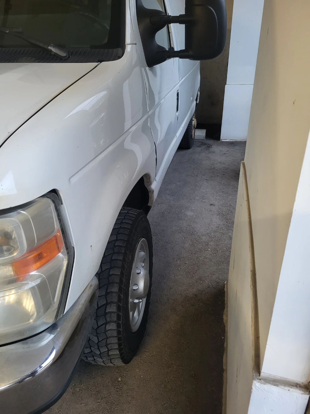 White Ford E-Series Van - photo 5
