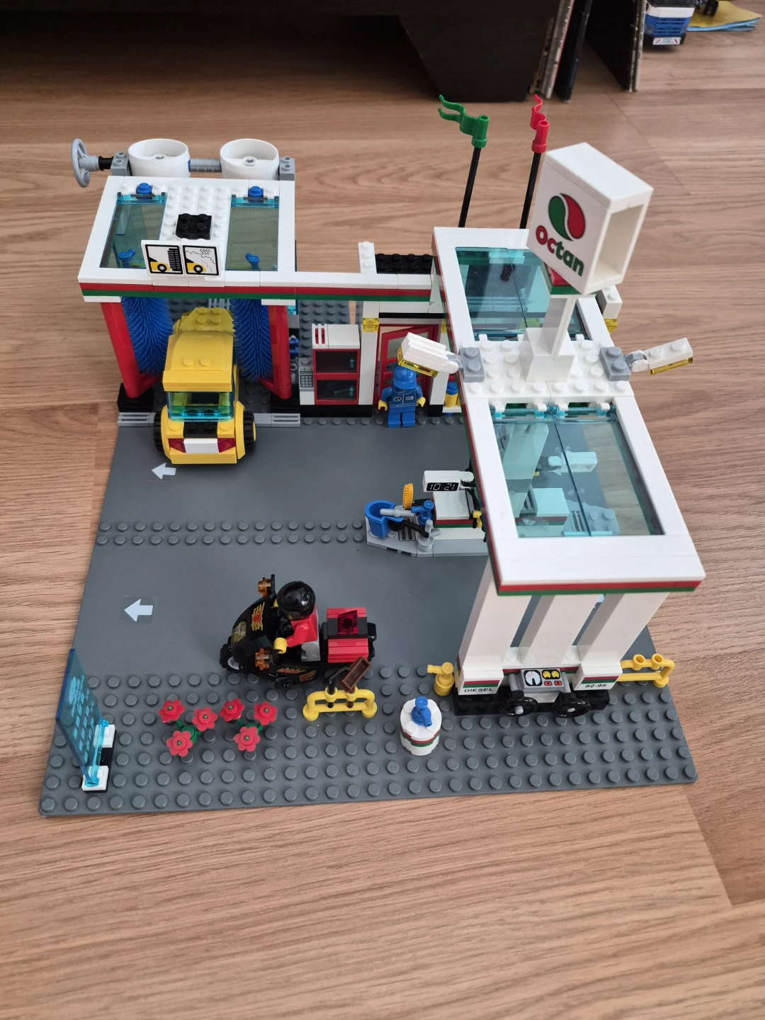 LEGO City Service Station