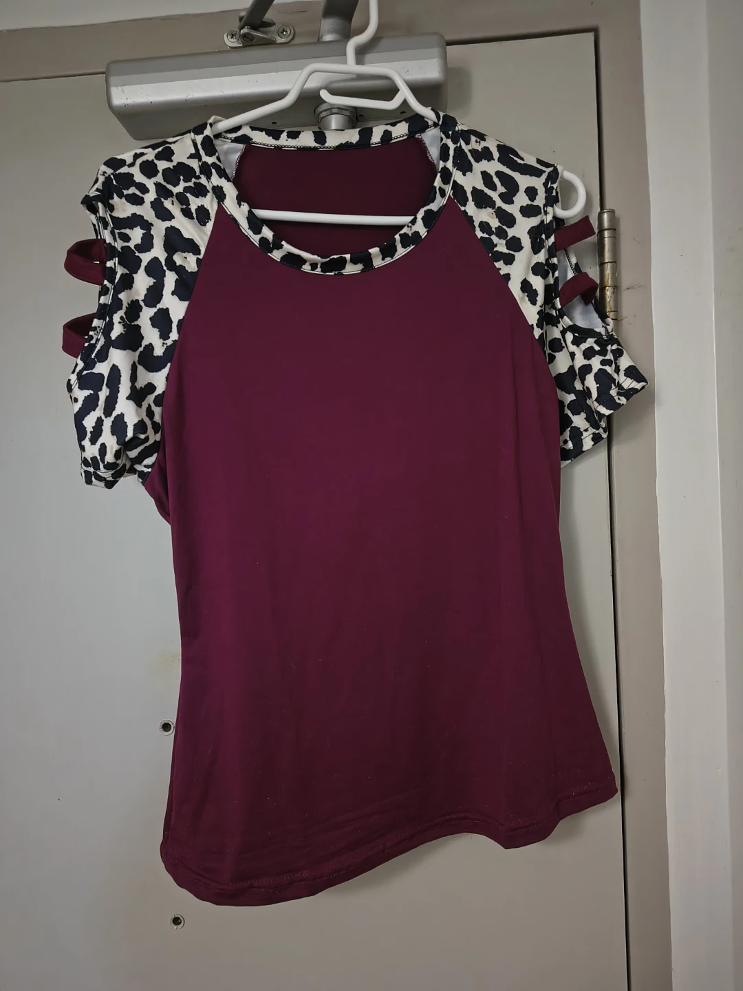 Women's Burgundy & Leopard Print Cut-Out Sleeve Shirt