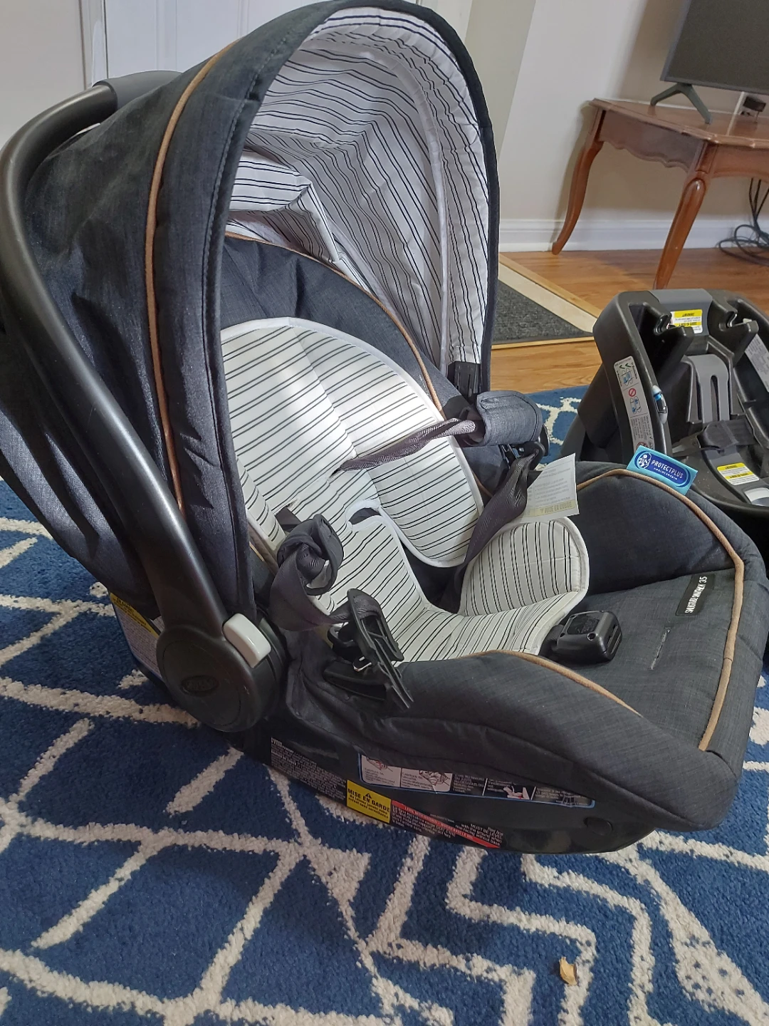 Graco SnugRide SnugLock 35 Infant Car Seat and Base - photo 3