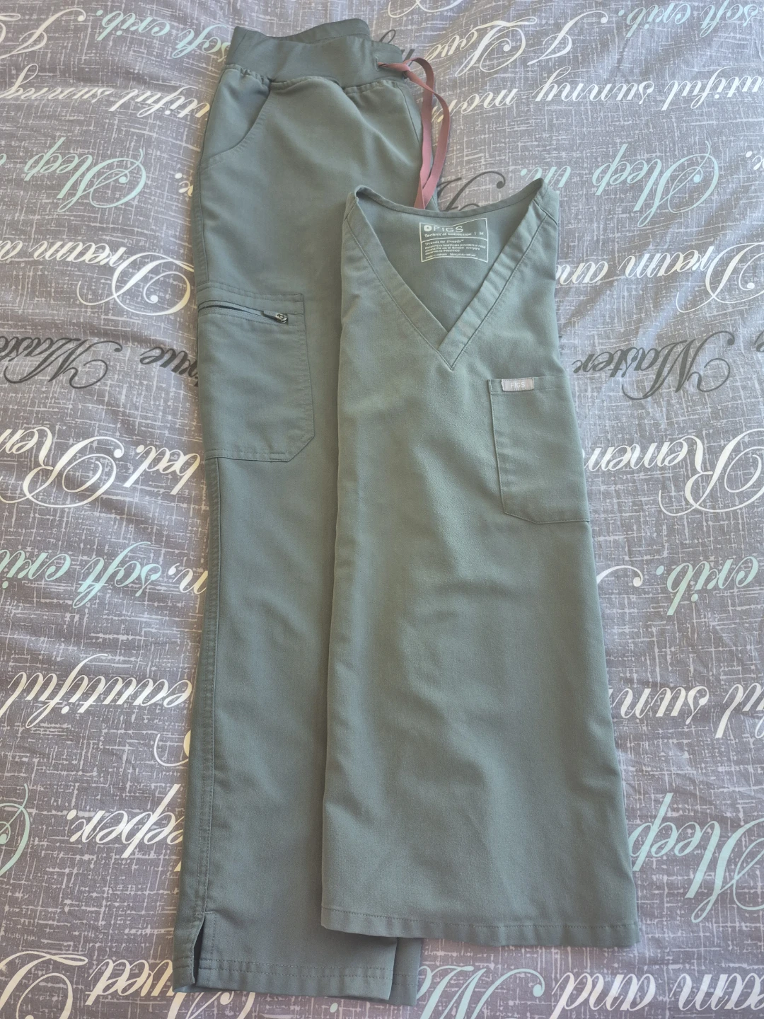 FIGS Scrubs Top and Pants Set - photo 2