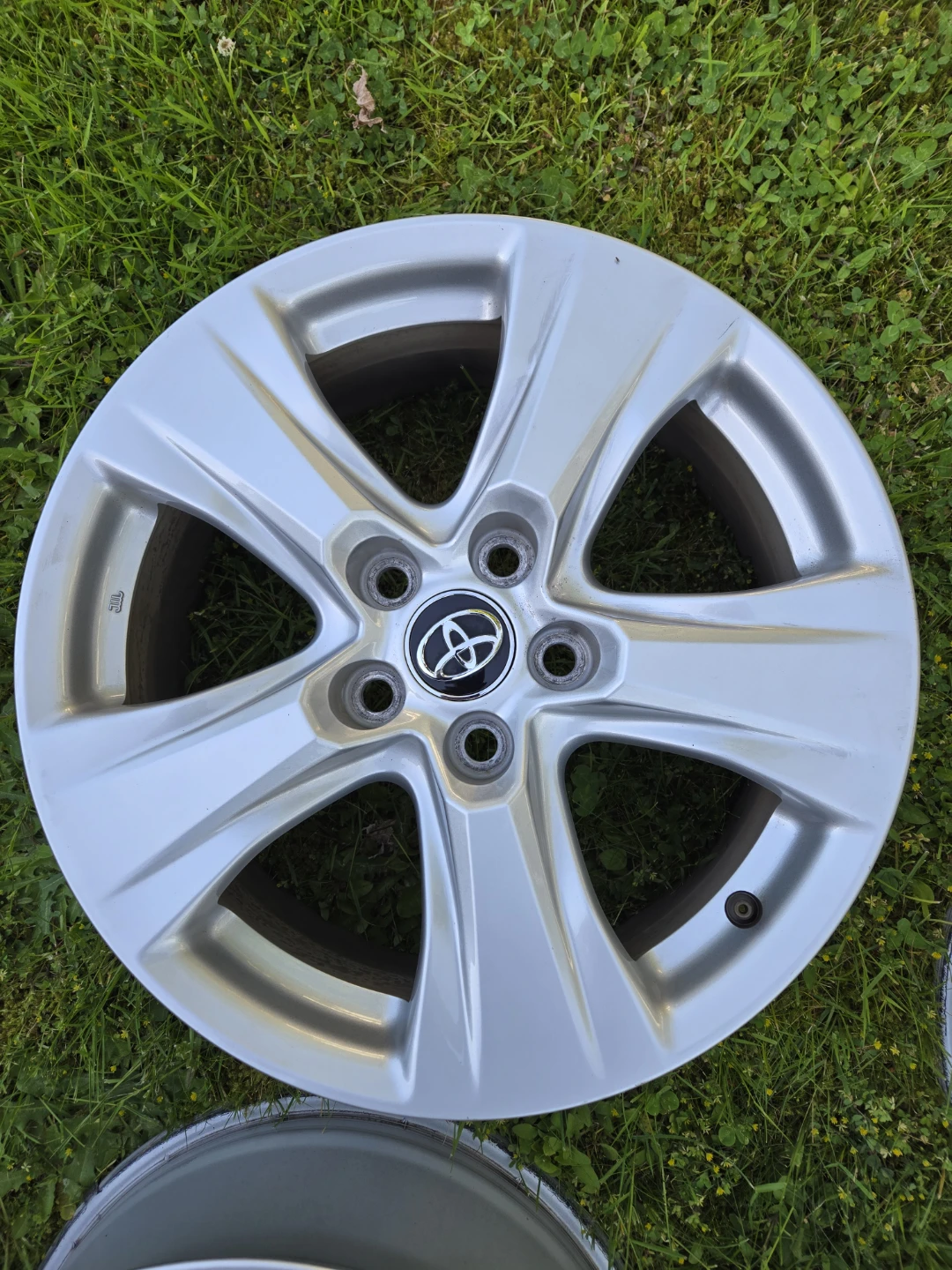 Set of 17" Toyota Silver Alloys - photo 2