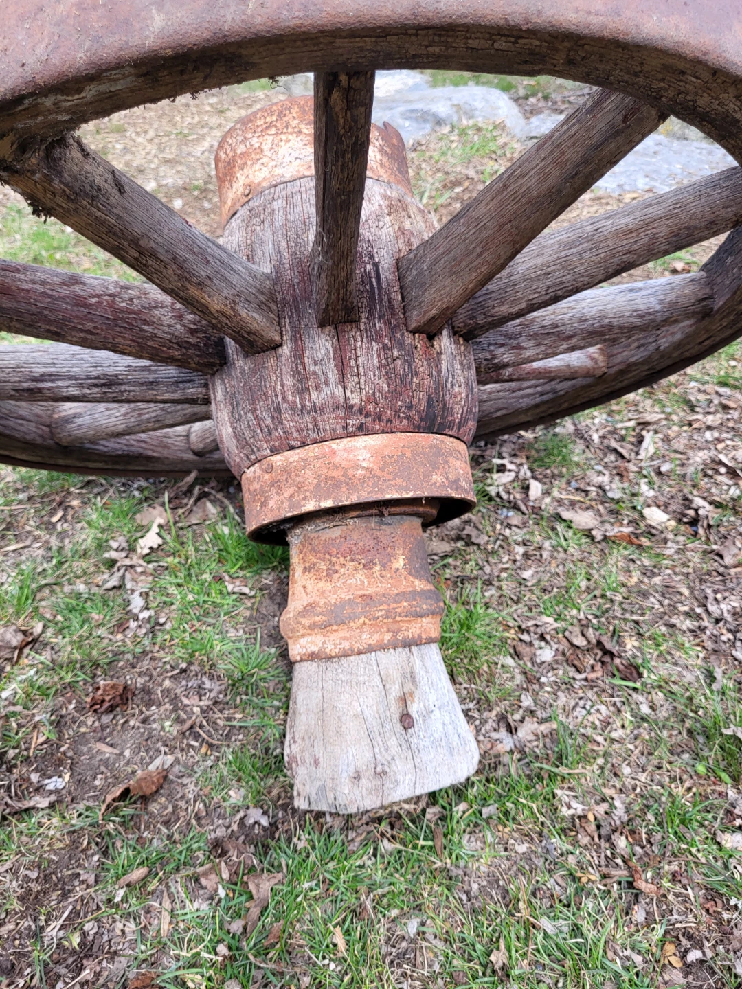 Antique Wooden Wagon Wheel - photo 3