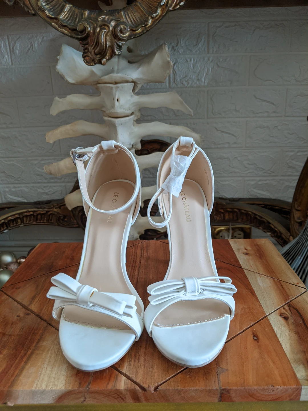 Le Château White Bow Heeled Sandals size 7