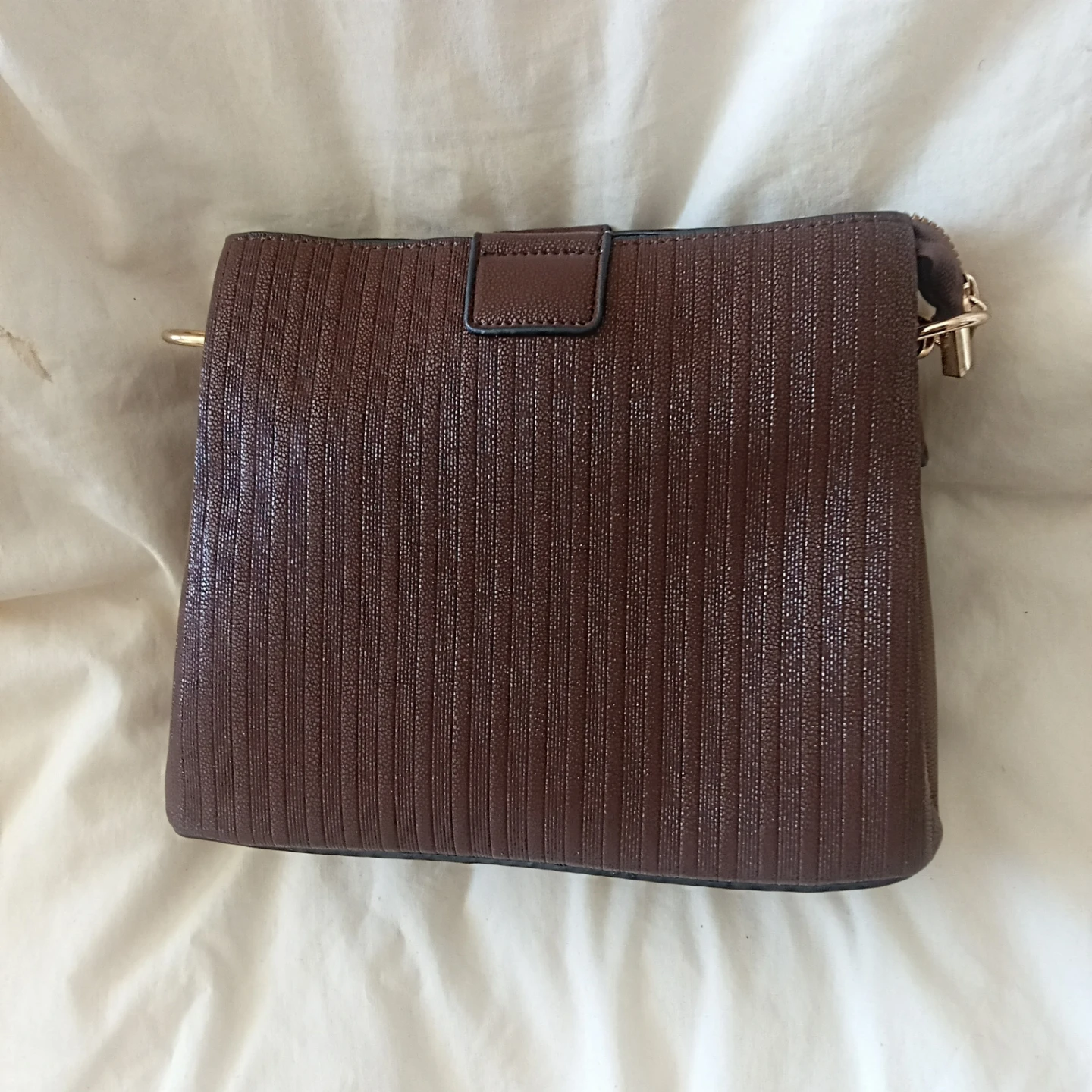 Brown textured crossbody bag with gold chain - photo 2