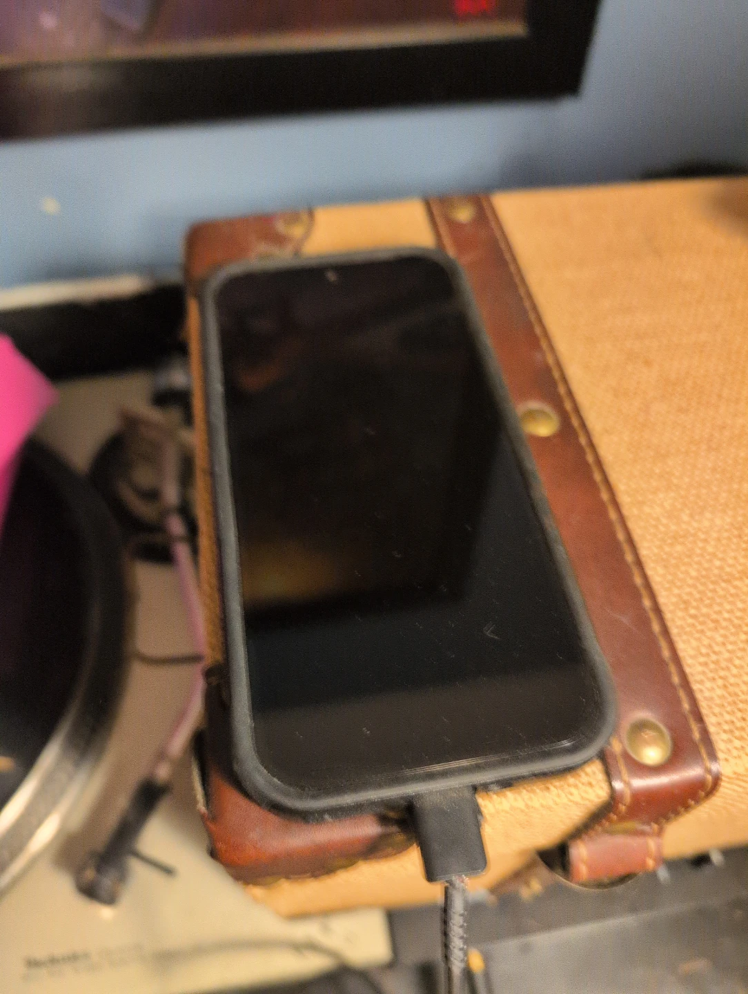 Google Pixel 9 Smartphone - Cracked Screen - photo 3
