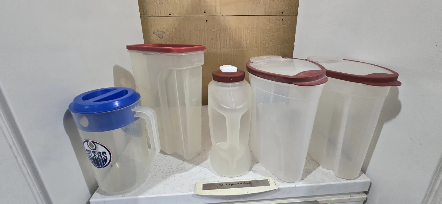 Set of 5 Plastic Food Storage Containers & Pitcher