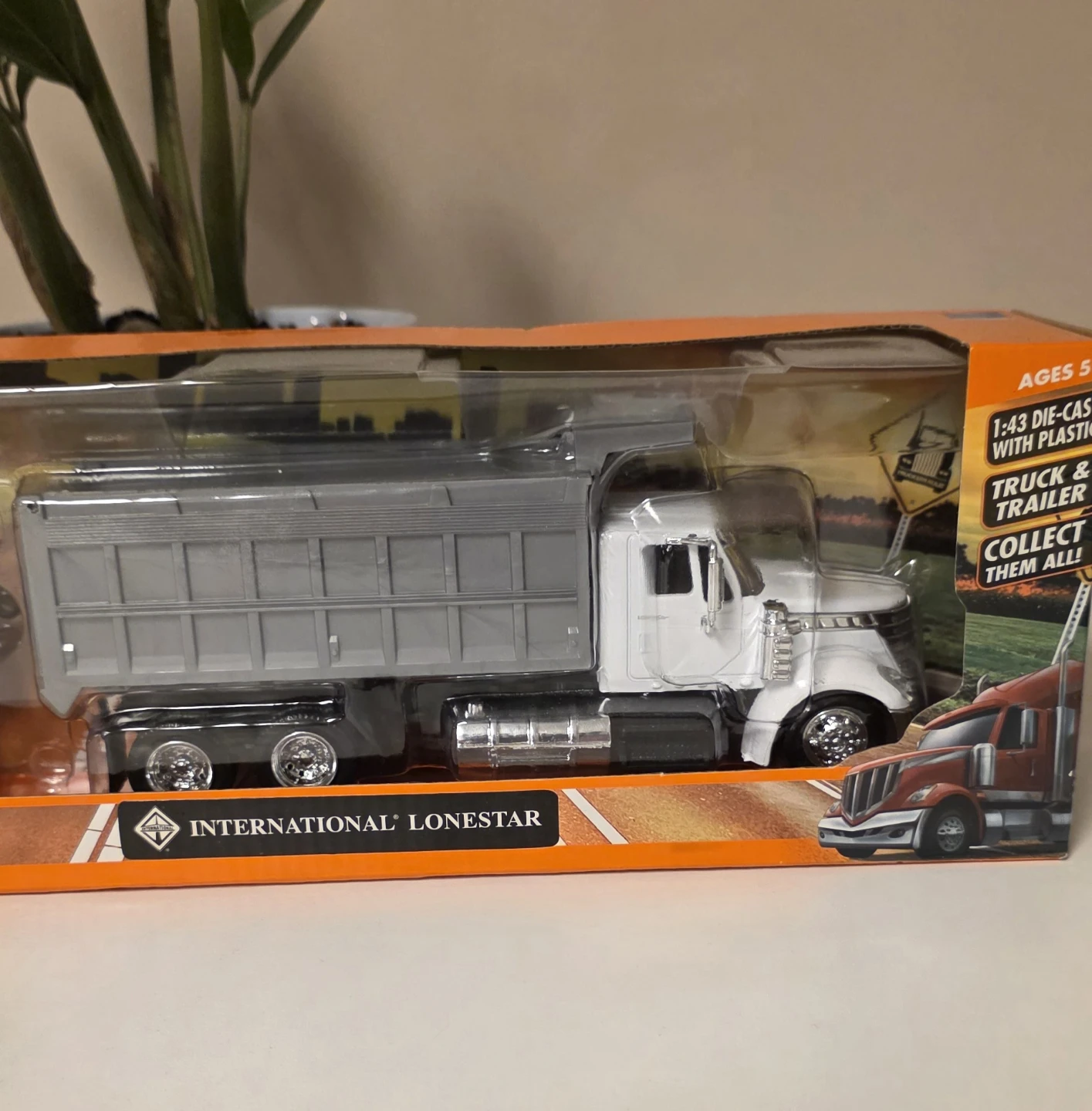 International Lonestar Dump Truck & Loader Toy - photo 3
