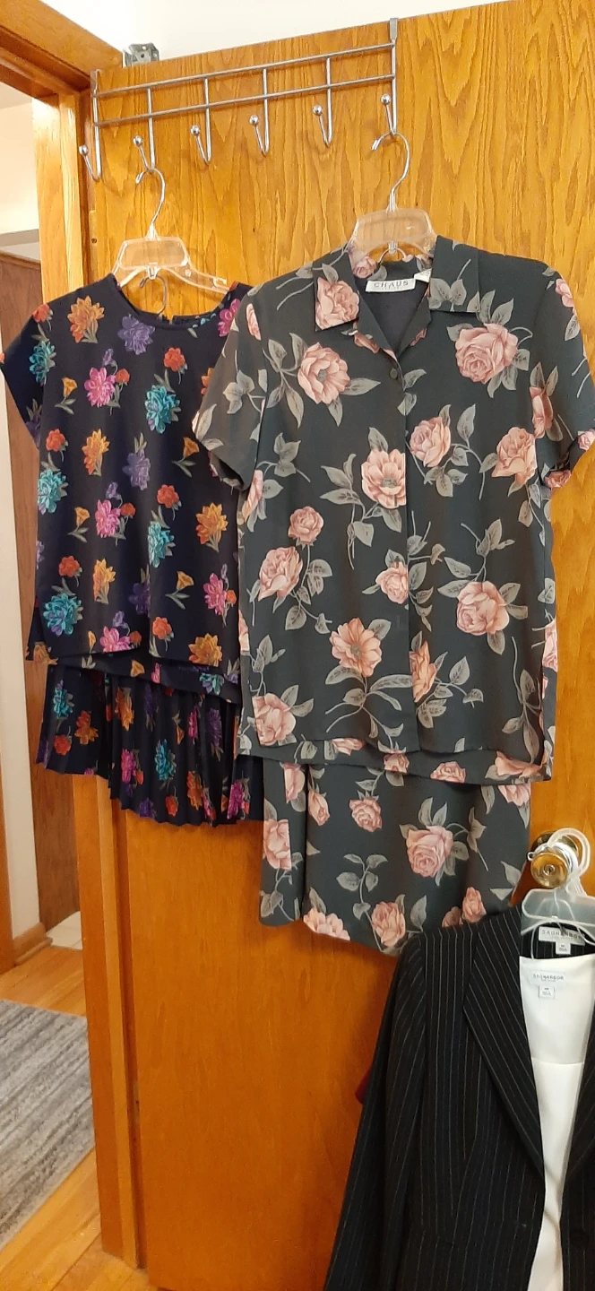 Many Women's pant and skirt Suits.sz 8 & 10 - photo 4