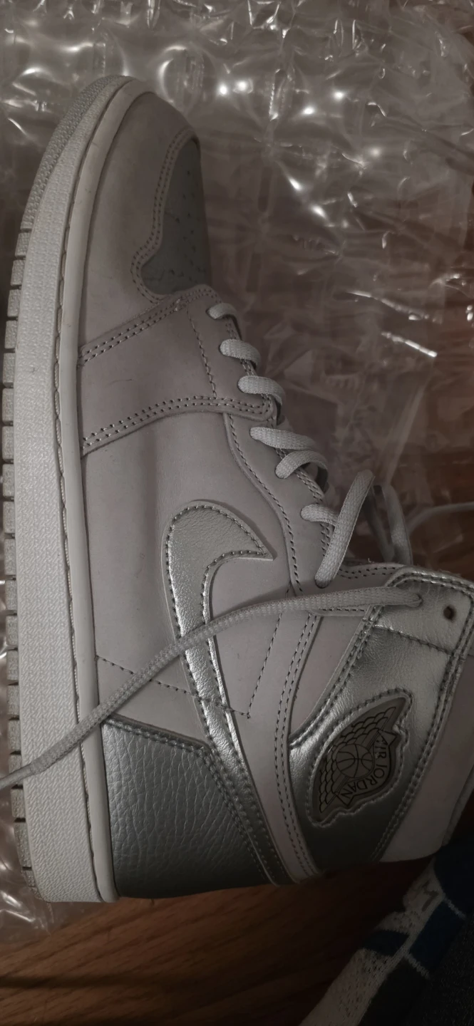 Nike Air Jordan 1 Retro High OG Silver Shoes Men's Size 11 - photo 3