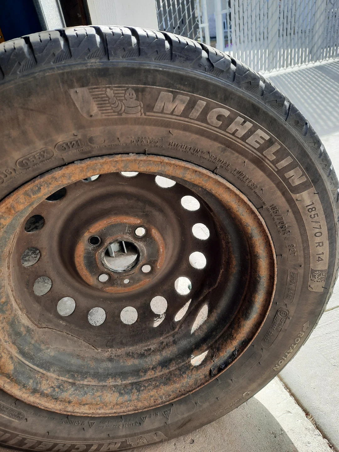 Michelin X-Ice Snow Winter Tire on Rim - 185/70 R 14