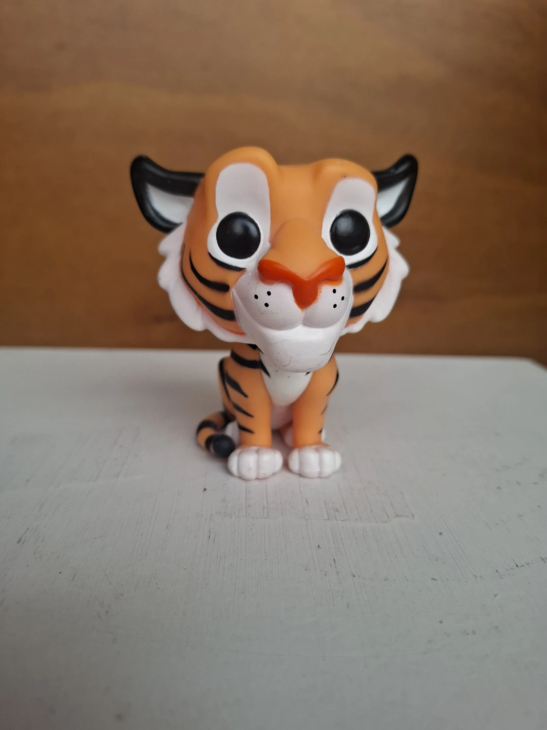 Figurine de tigre aux rayures noires et oranges