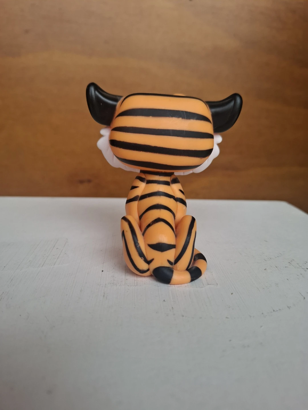 Figurine de tigre aux rayures noires et oranges - photo 3