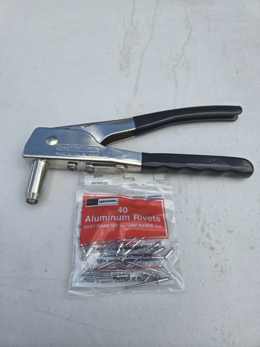 Craftsman Rivet Gun with 40 Aluminum Rivets