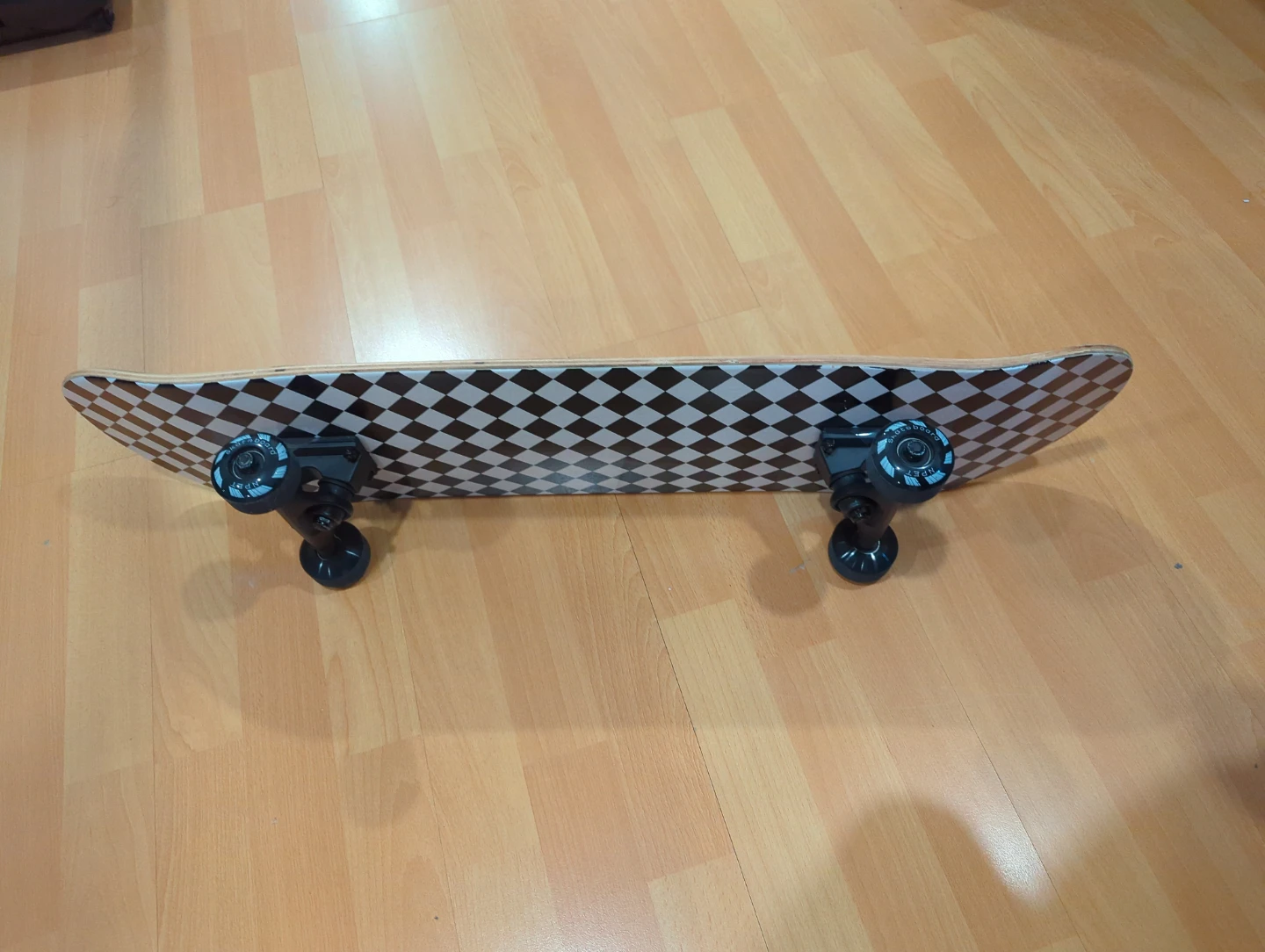 Planche à roulettes à damier - photo 2