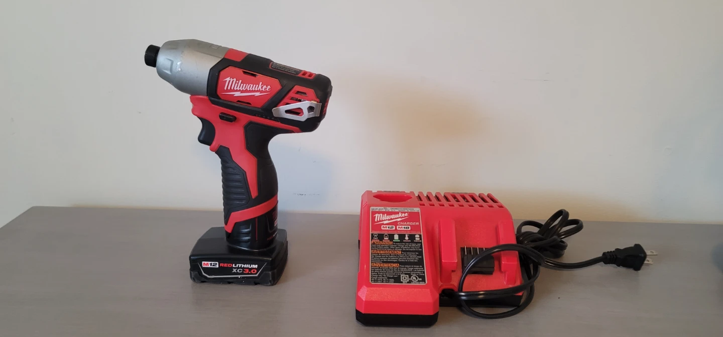🔥 Milwaukee M12 Impact Driver + Charger 🔥