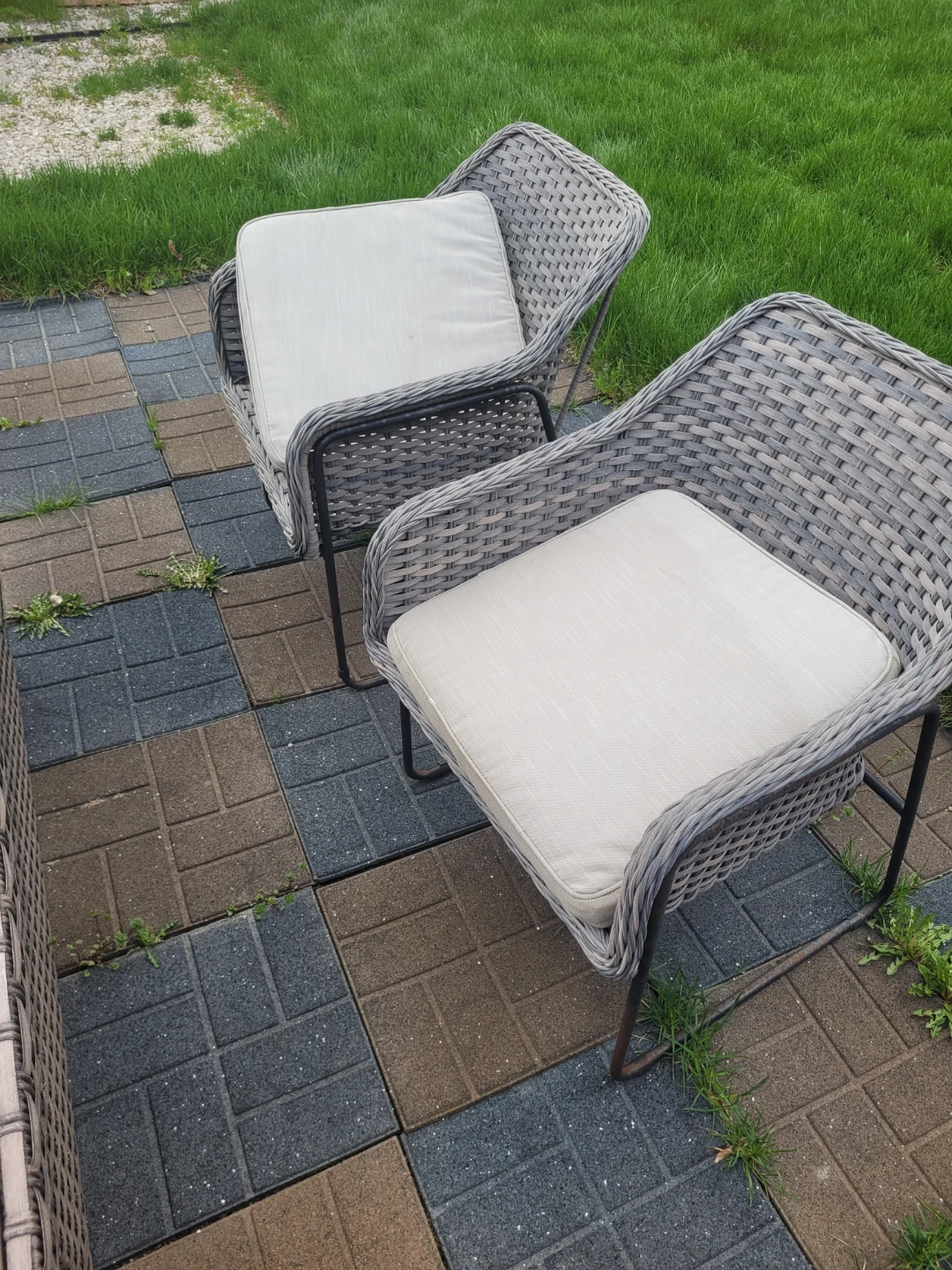 Wicker patio dining set with elevating top table and four chairs - photo 3