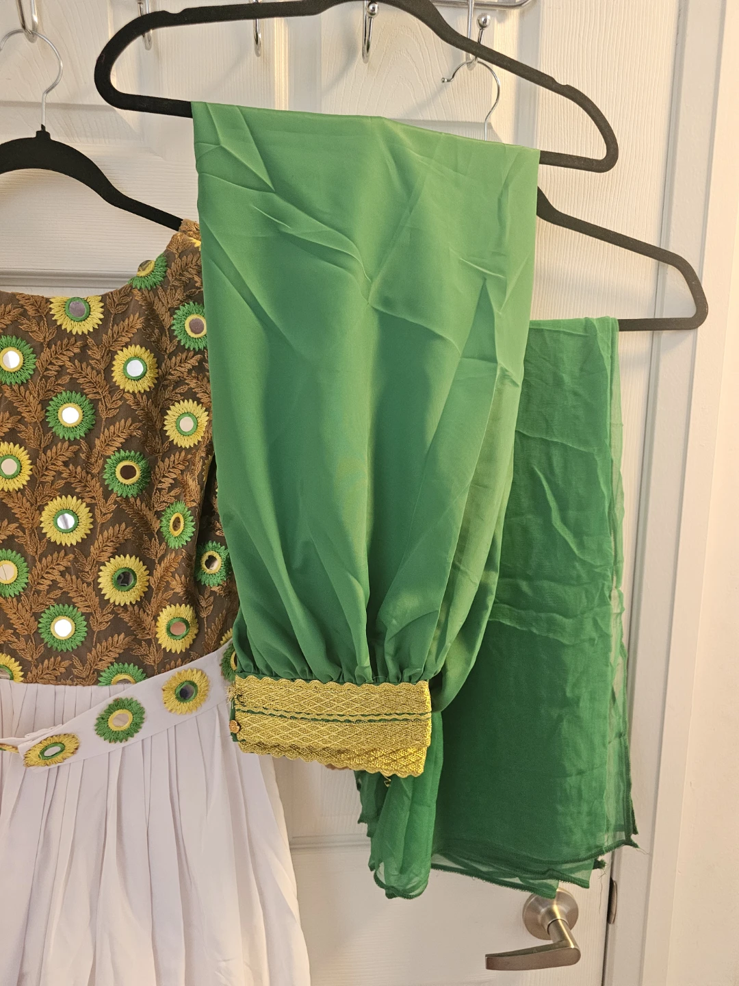 Embroidered White Dress with Green Dupatta - photo 3