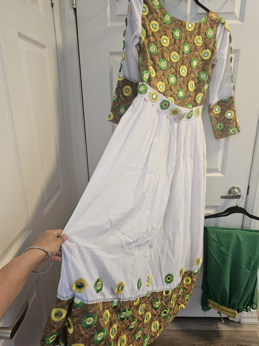 Embroidered White Dress with Green Dupatta - photo 5