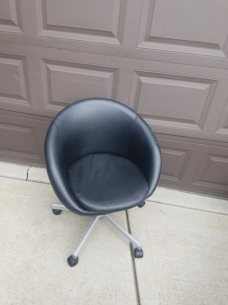 Black Leatherette Swivel Office Chair with Wheels