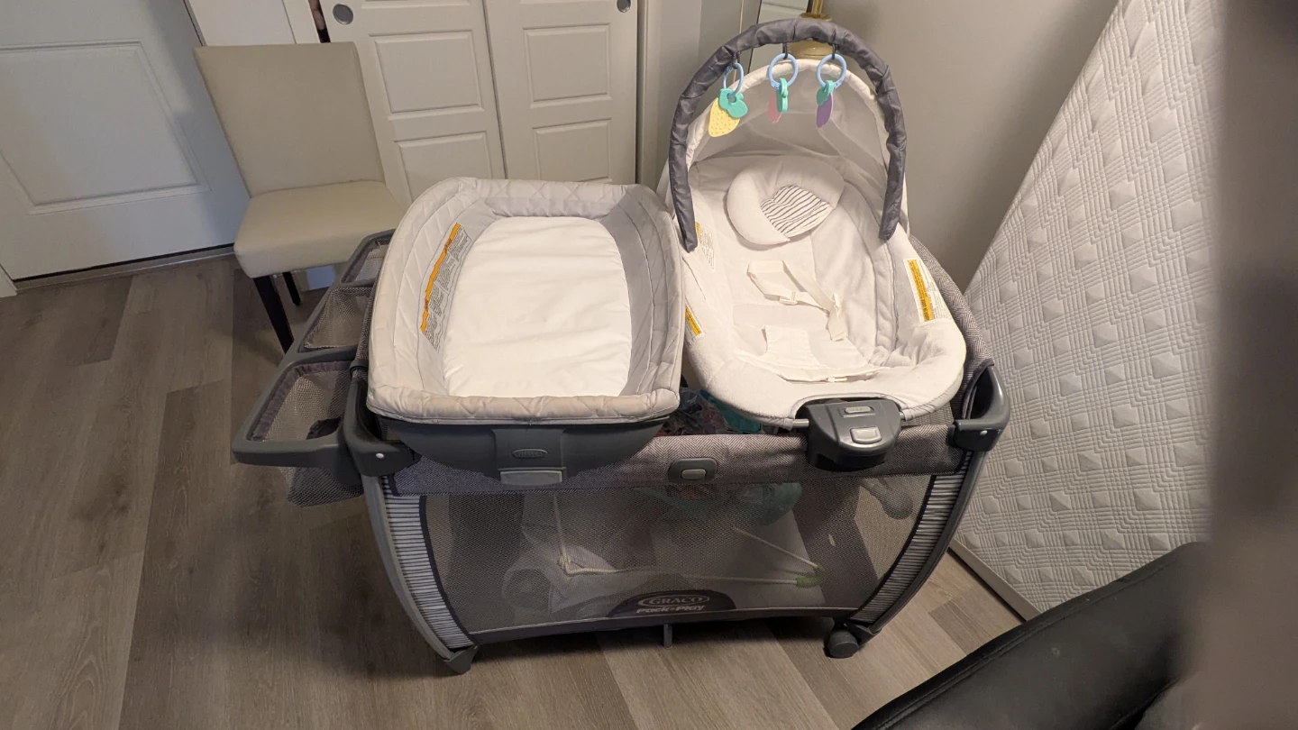 Graco Pack 'n Play with Bassinet and Rocker