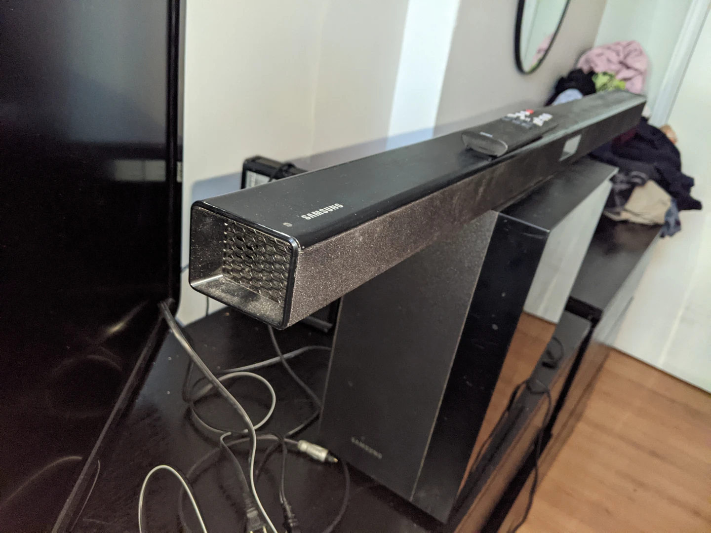 37" tv Samsung soundbar and subwoofer - photo 2