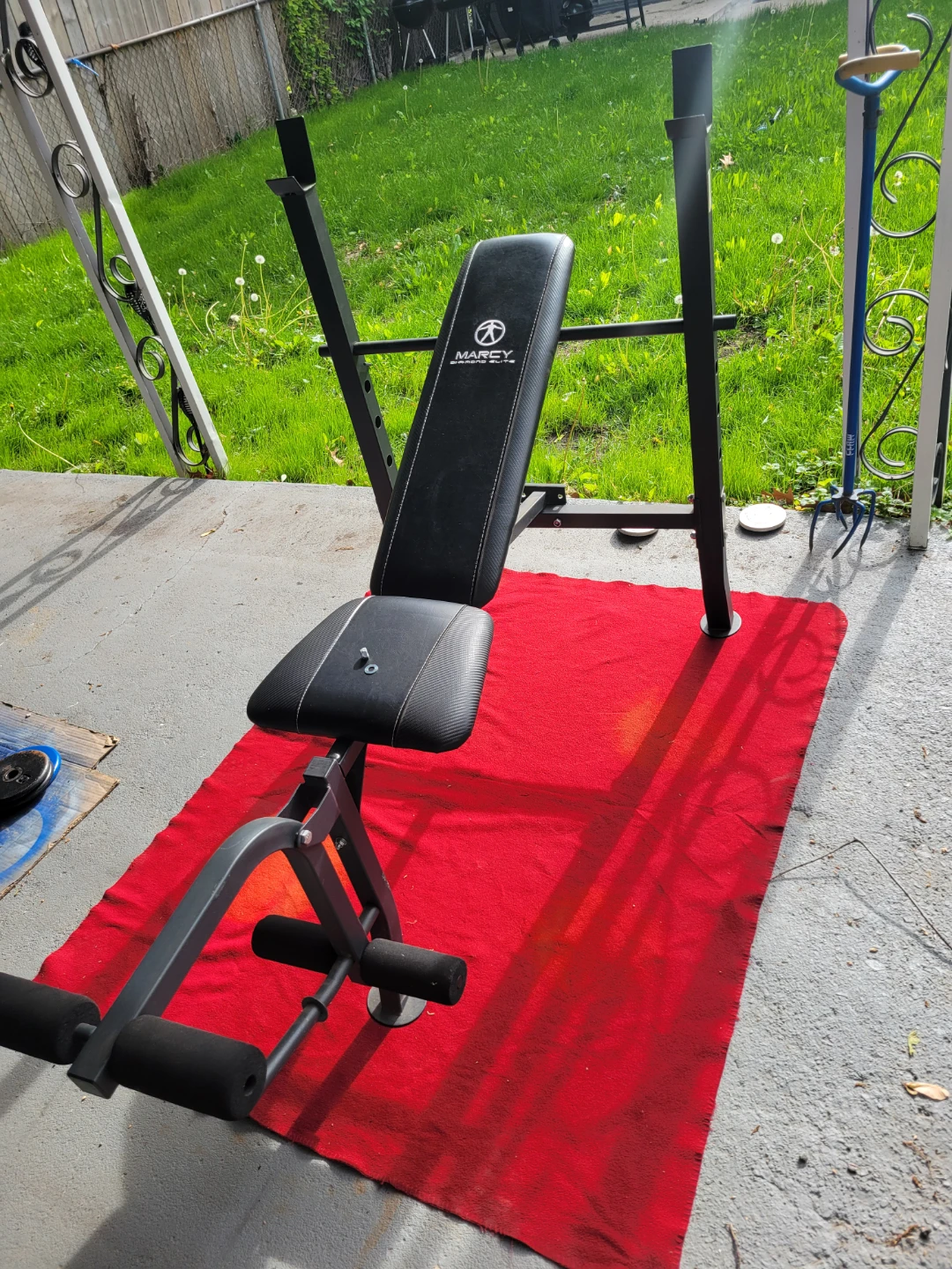 MARCY BENCH WITH   1" HOLE  PLATES TOTAL 132LBs  AND BARS