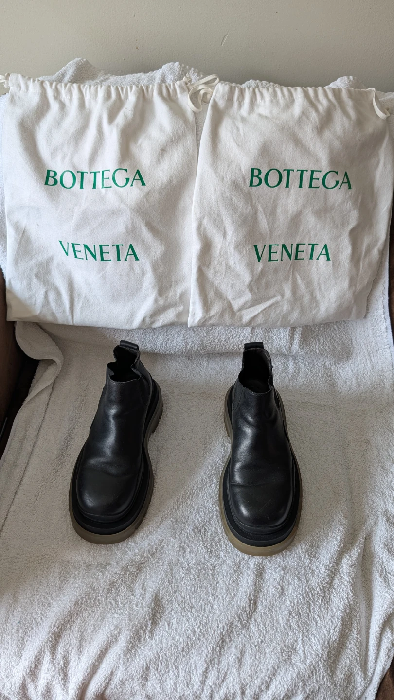 Bottega Veneta Black Leather Chelsea Boots - photo 2