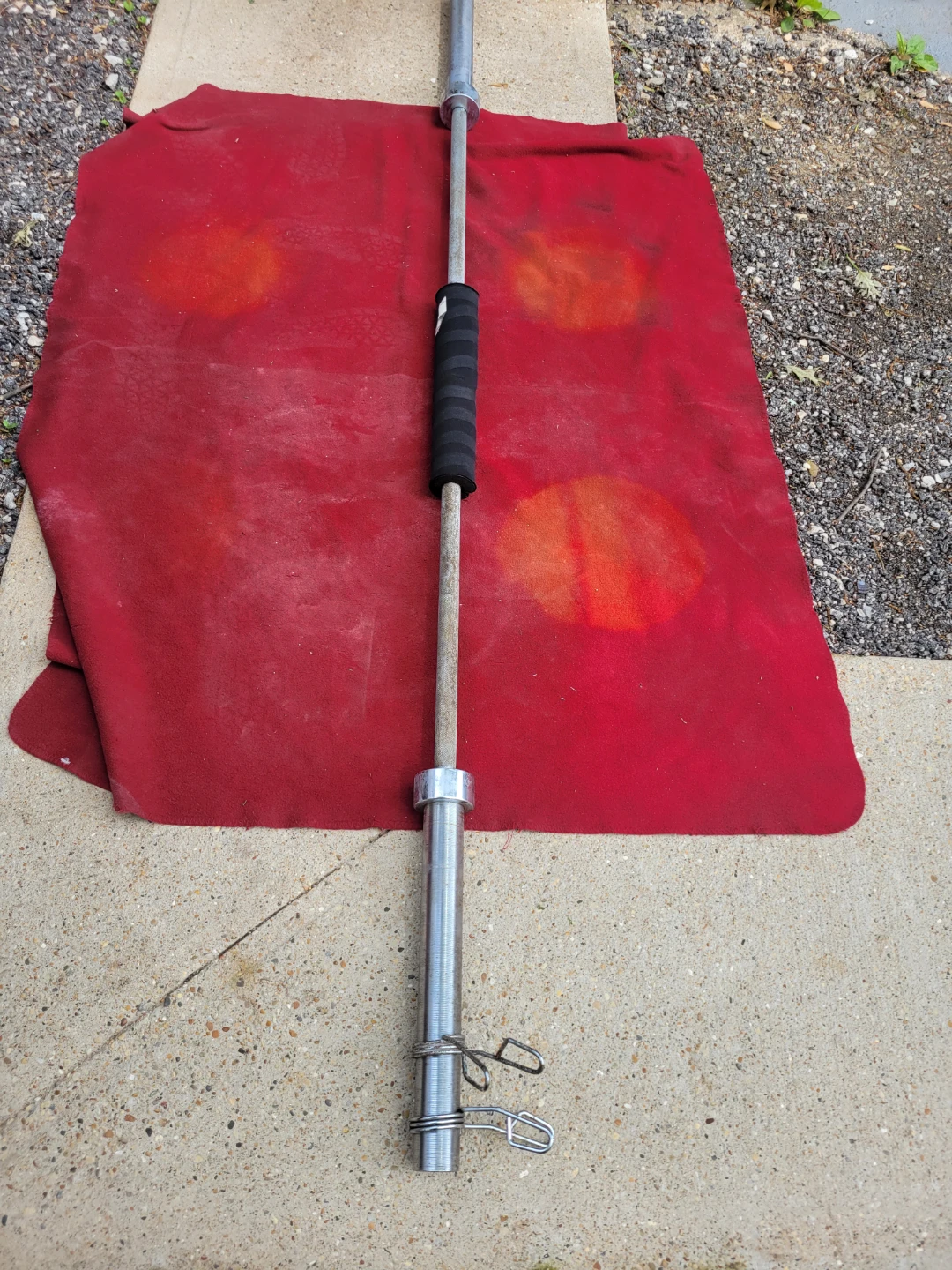 OLYMPIC 7' BAR.  45LBs  WITH NECK PAD  USED - photo 2