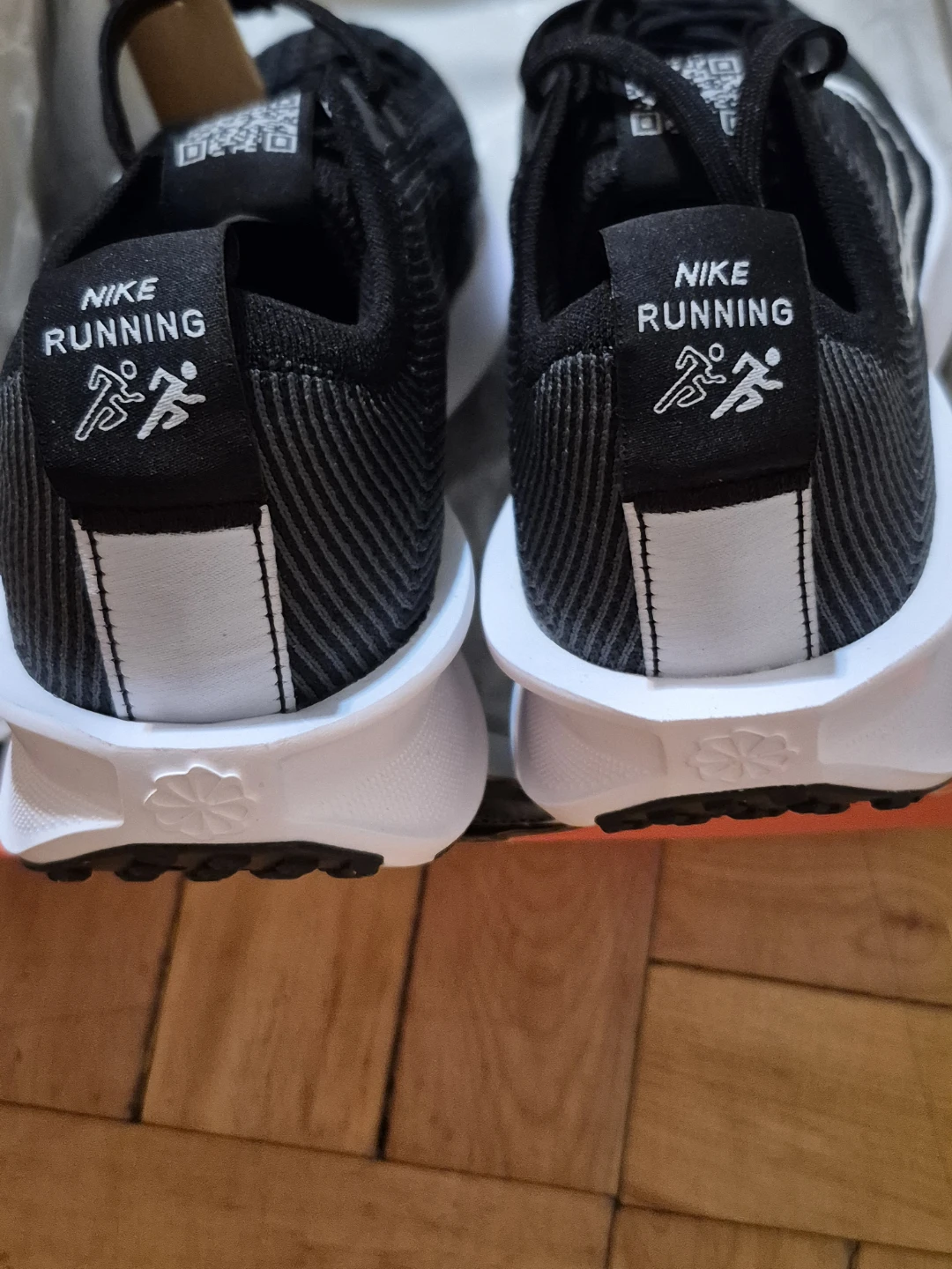 BNIB)Nike Interact Run Size 7 Running Shoes - Black/White - photo 3