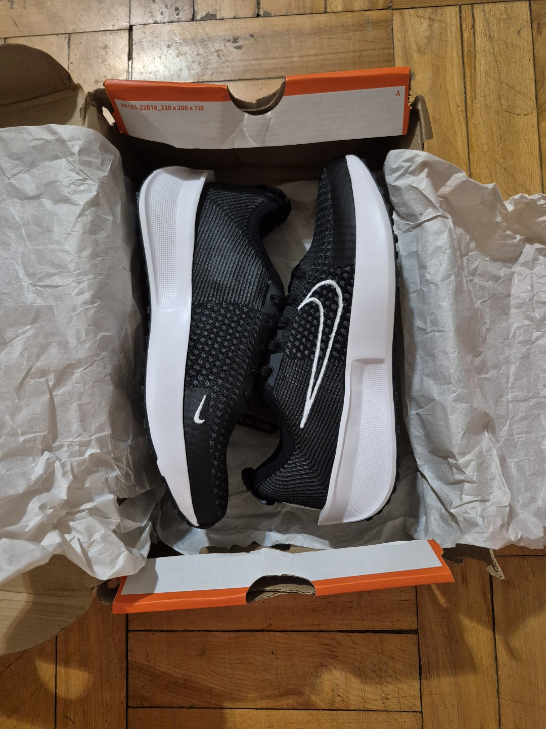 BNIB)Nike Interact Run Size 7 Running Shoes - Black/White - photo 4