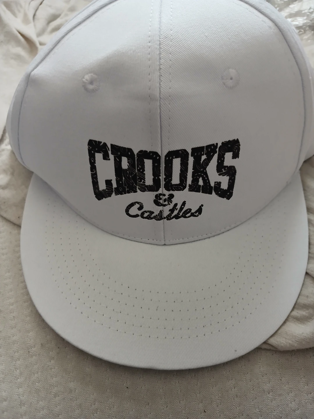 Crooks & Castles White Duck Bill Hat & Black Crossbody Bag - photo 3