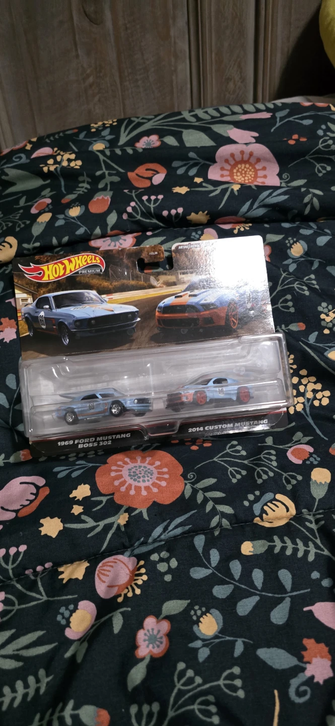 Hot Wheels Premium Mustang 2-Car Set