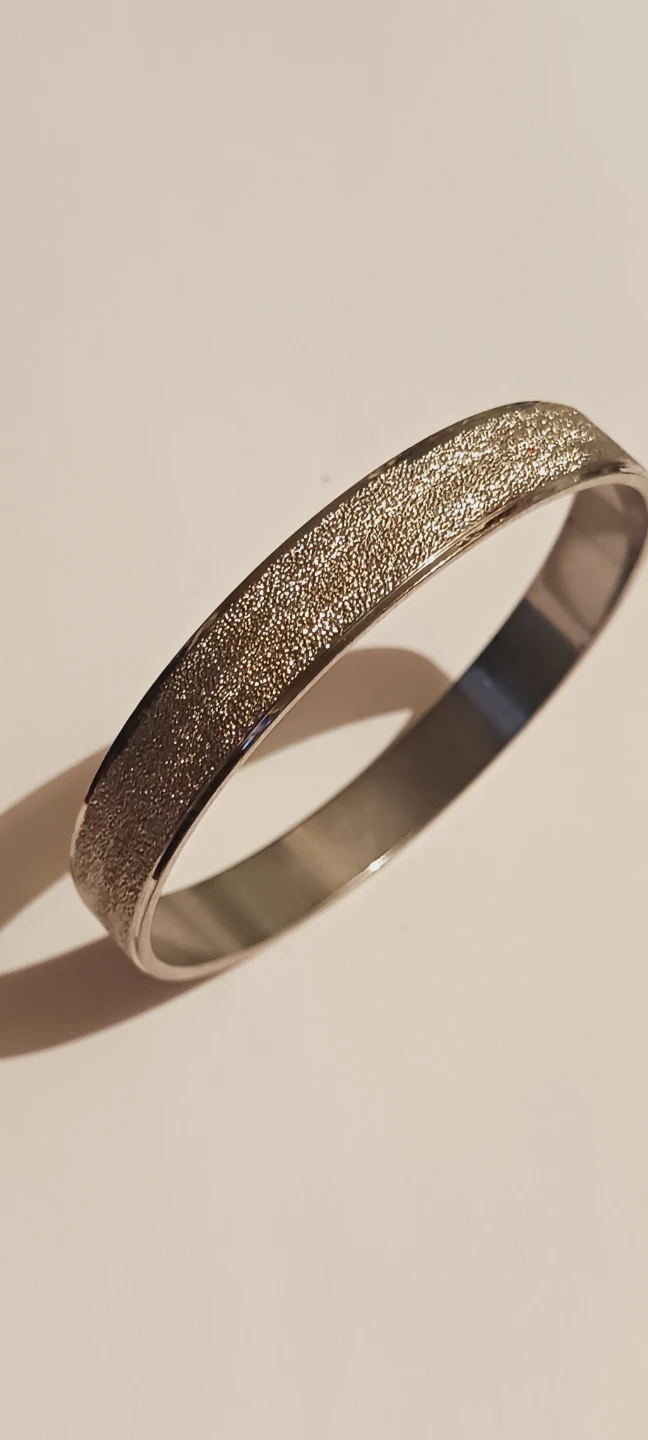 New !!  Silver Tone Sparkling Bangle Bracelet