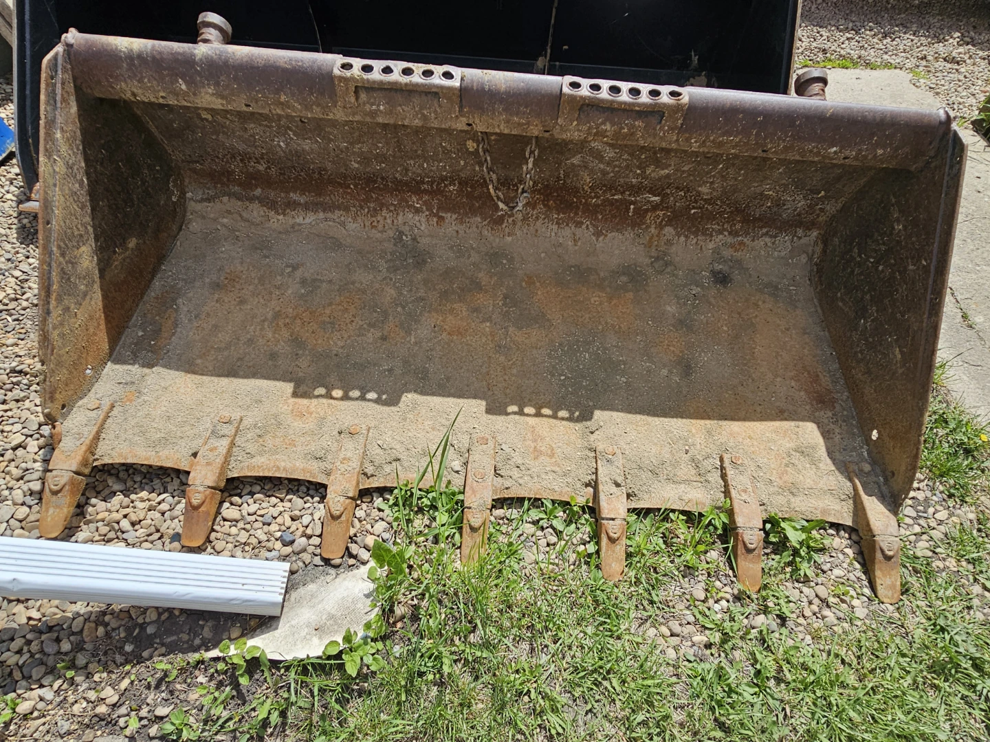 Heavy Duty Skid Steer Bucket with Teeth