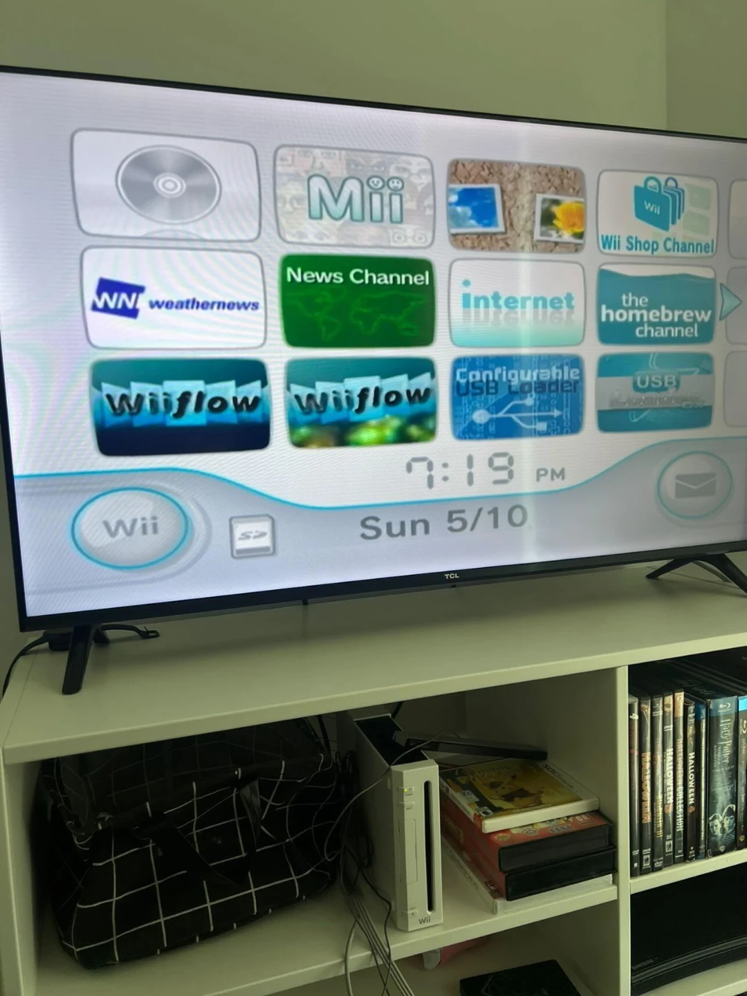 Nintendo Wii Console Bundle with Games and Accessories - photo 2