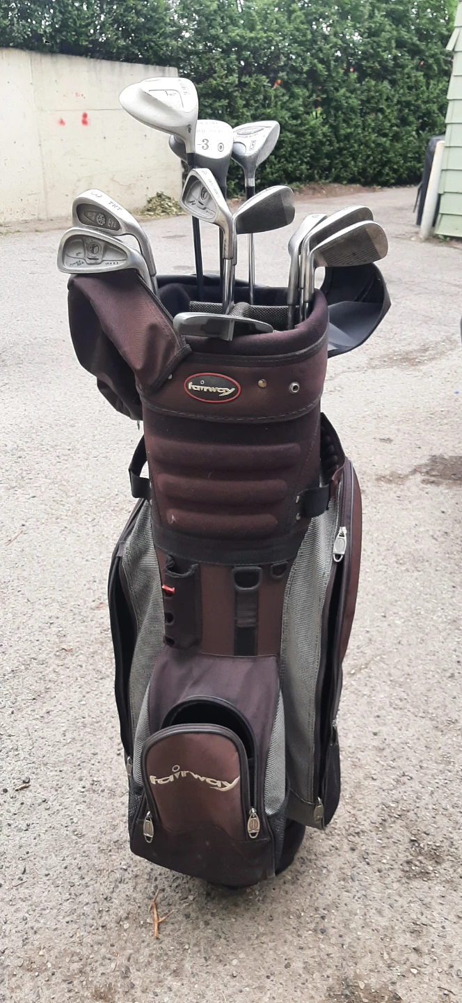 Complete Set Of Men's Right Handed Golf Clubs With Bag and Cover