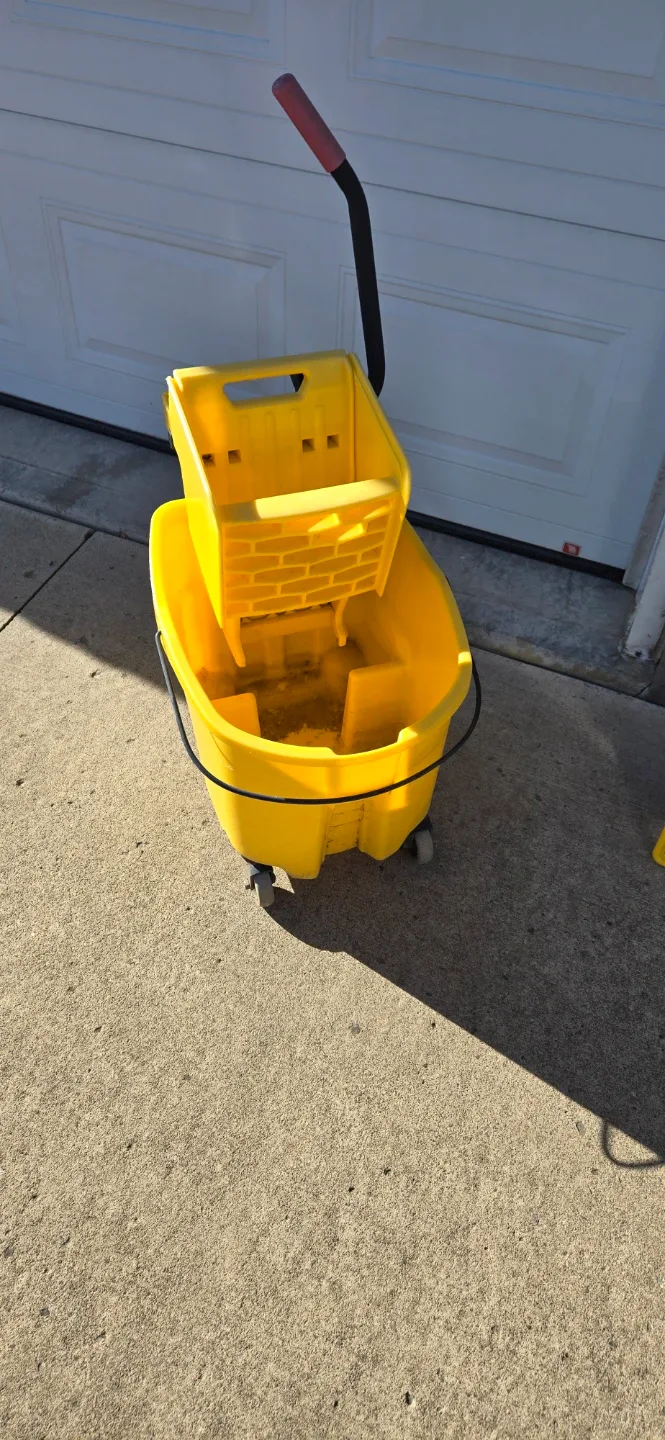 Rubbermaid WaveBrake 33L Mop Bucket with Wringer