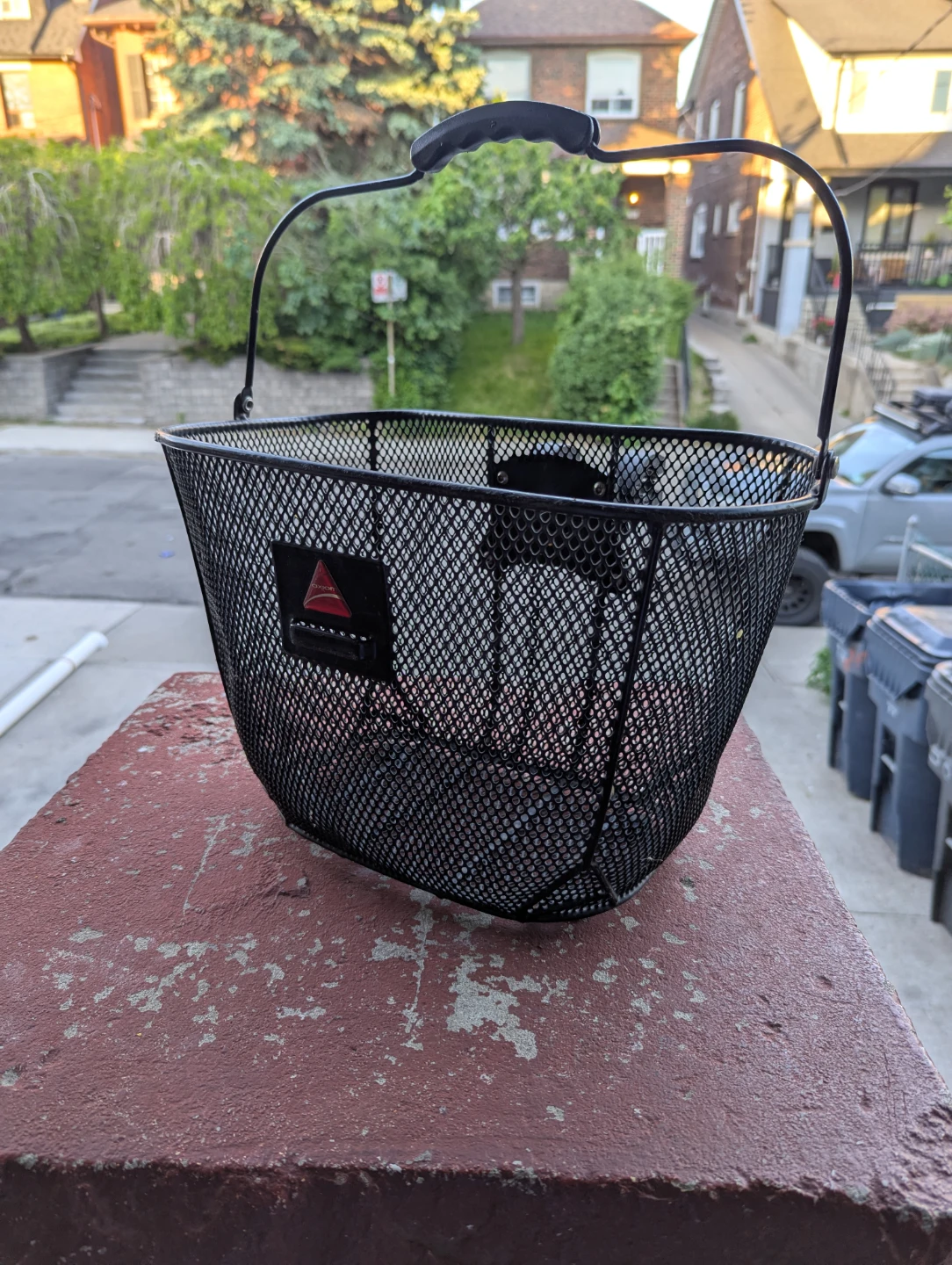 Axiom quick-release front bicycle basket