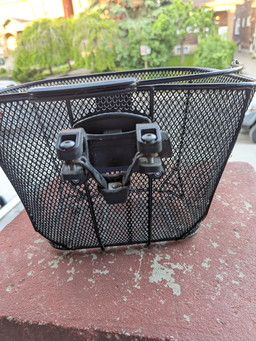 Axiom quick-release front bicycle basket - photo 3