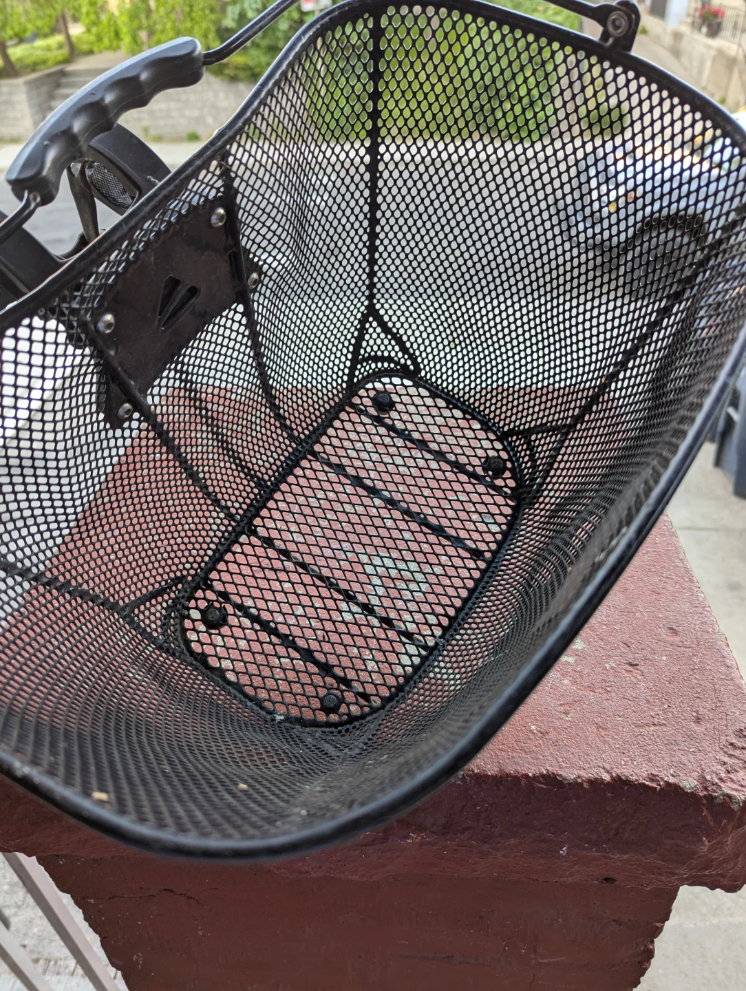 Axiom quick-release front bicycle basket - photo 4